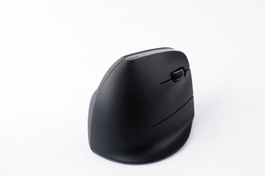 깔끔한 무광 블랙 톤을 택해 사무실에서 사용해도 위화감이 없을 것으로 보인다.