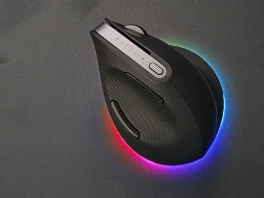 RGB LED로 유명한 레이저 제품답게 ‘레이저 크로마 RGB LED’를 탑재했다.