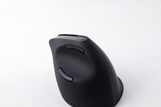 사이드 버튼 2개를 품었고 작업 중 엄지로 마우스를 안정적으로 잡을 수 있는 형태임을 알 수 있다.