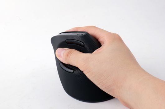 일반적인 마우스를 쓰는 것과 달리 마치 손이 공중에 떠 있는 것 같은 자연스러운 느낌이다.