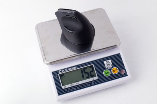 무게는 실측 기준 152g이다.