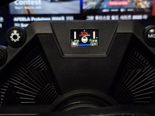 트러스트마스터 T598의 레이싱휠 베이스에는 디스플레이가 탑재됐다.