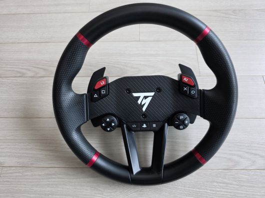 휠림은 탈부착 가능한 방식이고 30cm 지름을 갖췄다.