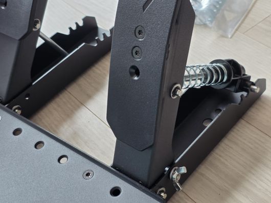 페달은 금속 재질이며, 미끄럼 방지를 위한 액세서리가 동봉된다.