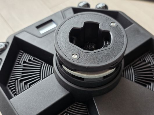 레이싱휠 베이스에는 ‘Axial Flux’ 모터가 탑재됐다.