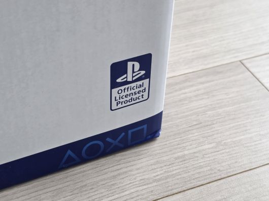 패키지에 ‘플레이스테이션 공식 라이선스 제품’임을 알리는 로고가 있다.