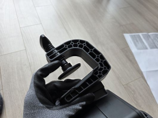 T598은 별도의 레이싱휠 거치대가 없어도 일반 책상에 쉽게 거치할 수 있도록 제작됐다.