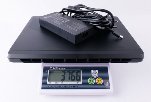어댑터까지 포함하면 3,766g이다.