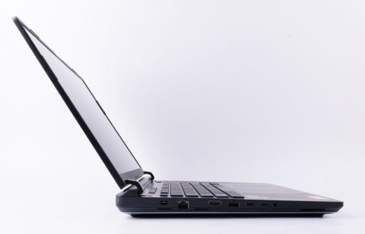 상판은 약 130도 각도로 열린다.