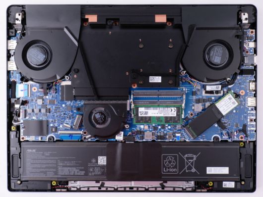 하단 베젤에 보이는 나사를 모두 풀면 메인보드 기판 내부를 확인할 수 있다.