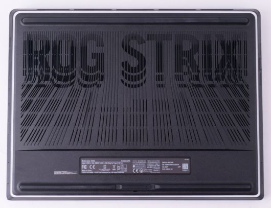 하판에는 ROG STRIX가 적혀있다. 아래쪽 고무 패킹 가운데에는 미닫이 버튼이 적용됐는데 이 버튼을 왼쪽으로 밀면 손쉽게 하판 베젤을 열 수 있다.