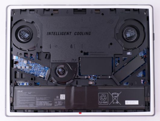 하단 베젤을 열면 손쉽게 M.2 SSD나 RAM을 추가, 교체할 수 있다.