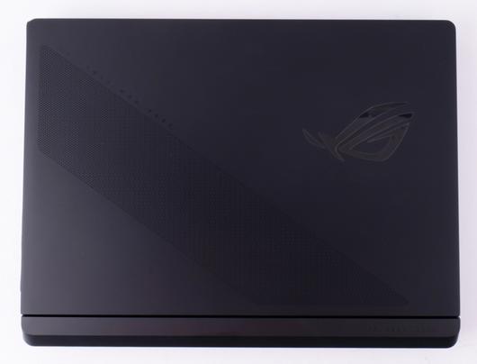 상판에는 ROG 로고와 Anime Vision LED 기능이 적용됐다. Anime Vision LED는 원하는 형태로 커스터마이징 가능하다.