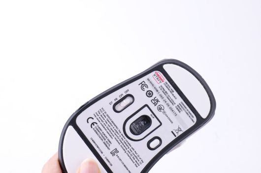 CPI, 폴링레이트, LOD, 디바운스 시간 등을 마우스 하단의 스위치로 편리하게 제어할 수 있다.