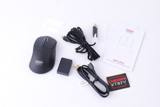 체리 M64 프로의 구성품부터 살펴보자.