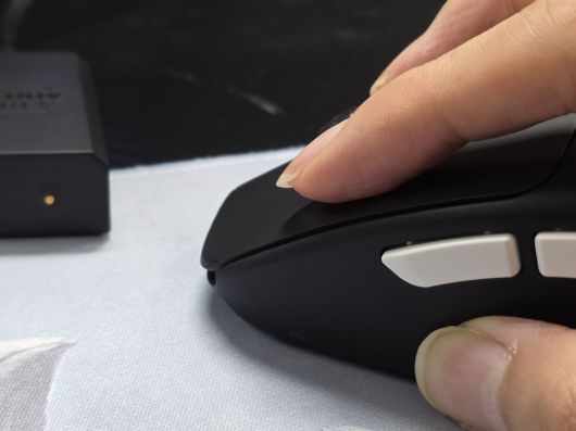 게이밍 마우스 조작 중 마우스가 살짝 뜨는 상황의 움직임까지 정교하게 감지한다.