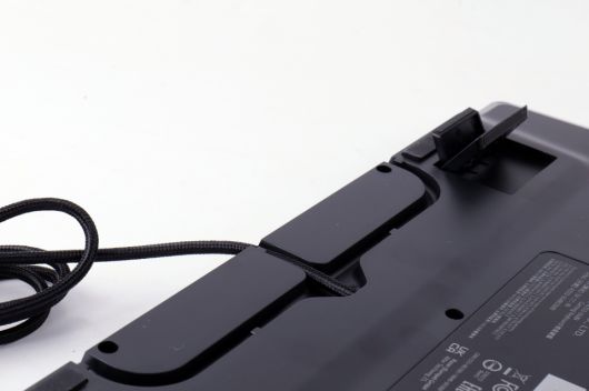 키보드 후면에는 3단계 높이 조절이 가능한 높낮이 조절 다리와 케이블 선정리를 위한 공간이 제공된다.