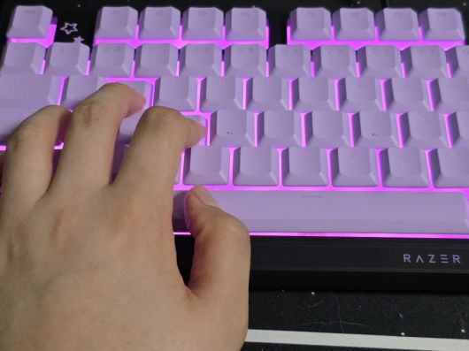 직접 타건해 본 결과 청축 기계식 스위치처럼 찰칵거리는 경쾌함과 부드러운 멤브레인이 만나 타건이 매우 재미있었다.