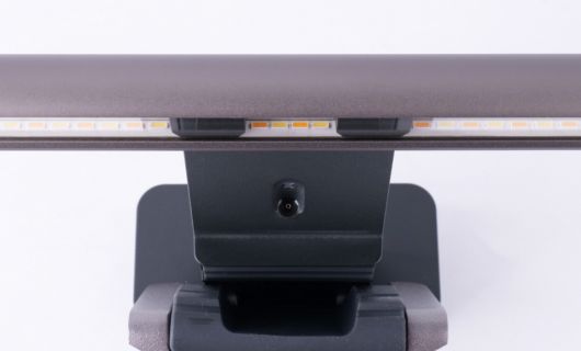 두 가지 색상의 LED를 교대로 배열해 색온도를 바꿀 수 있다. 아래는 초음파 기반 모션 센서가 탑재돼 움직임을 감지하면 자동으로 켜진다.