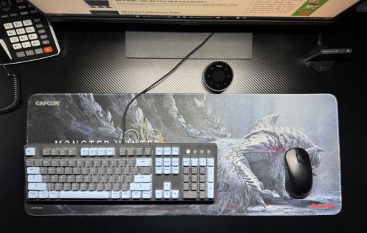 전면 LED를 켜면 어두운 환경에서도 책상 위를 밝게 볼 수 있다.