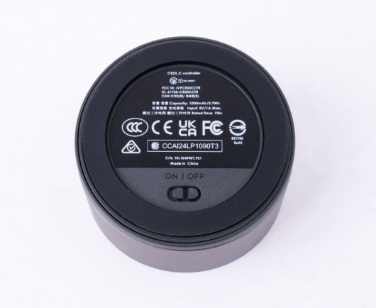 무선 OLED 컨트롤러 아래에는 고무 패킹이 적용돼 쉽게 미끄러지지 않도록 했다. 전원 버튼이 있어 안 사용하면 꺼둘 수도 있지만, 한번 충전으로 최대 3개월을 사용할 수 있어 계속 켜놓고 사용해도 된다.