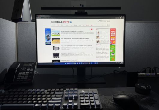 후면 헤일로 LED만 켜놓은 모습. 책상에 빛이 필요 없다면 후면 헤일로 LED만 켜도 된다.