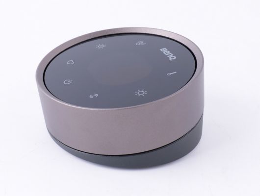 무선 OLED 컨트롤러가 적용됐다. 각 메뉴를 터치하고 주변에 있는 휠로 수치를 조절하는 방식이다. 가운데에는 OLED가 탑재돼 현재 설정이 어떤지 확인할 수 있으며, 약간 기울어진 각도이기 때문에 OLED 수치가 자연스럽게 보인다.