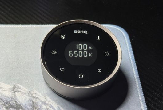 색온도는 2700K ~ 6500K 사이를 마음대로 조절할 수 있다.<이미지: 자동> 캡션: 자동 기능을 활성화하면 주변 환경에 따라 전면 LED와 후면 헤일로 LED 밝기를 조절해 주는 것뿐만 아니라 색온도도 조절해 준다.