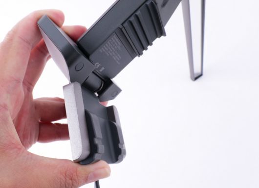 0.43~6cm 두께나 평면 및 곡면 모니터 모두 사용할 수 있는 특수한 클램프가 적용됐다.