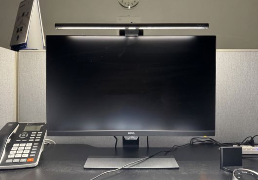 전면 LED와 후면 헤일로 LED를 모두 켜고 광량을 100%로 설정한 모습. 빛이 전혀 없어도 낮 같은 느낌으로 사용할 수 있다.