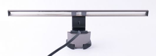 아래쪽에서 본 모습. LED 빛이 사용자의 눈과 모니터 화면에 닿지 않도록 설계됐다.