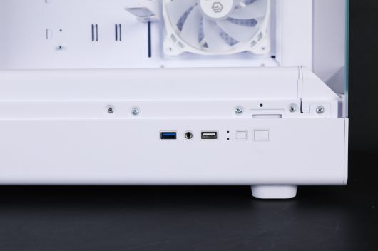 왼쪽 측면 아래에 멀티미디어 포트와 전원 버튼이 있다.