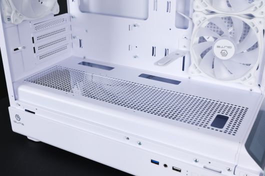 상단과 하단에는 최대 360mm 크기 라디에이터를 장착할 수 있다.