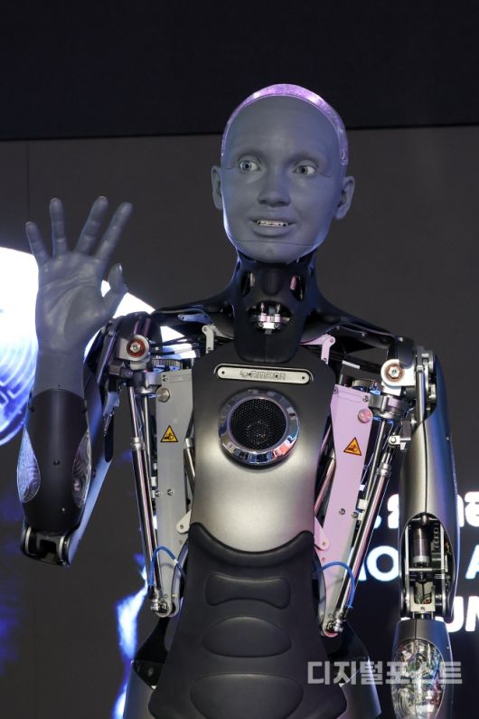 관람객들에게 인사하는 아메타