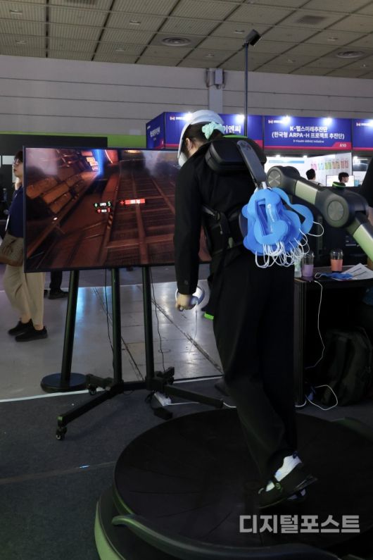 리앤팍스의 가상 현실기기 플랫폼 'The Virtuix Omni'