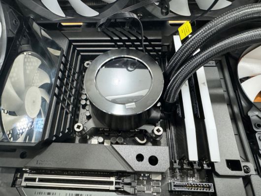 코어 i7-14700K에는 고성능 수랭 쿨러가 필요하다.