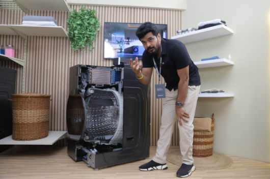 인도 구르가온에서 열린 삼성전자 서남아 테크 세미나에서 참석자가 일체형 세탁건조기 '비스포크 AI 콤보'를 살펴보고 있다.(사진=삼성전자)