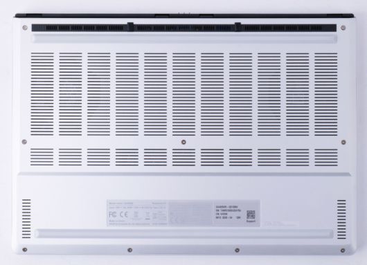 하판에는 내부 발열을 빼내기 위한 통풍구가 무수히 있다.