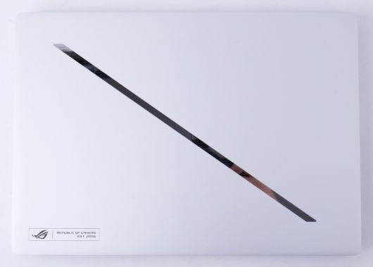 상판에는 깔끔한 디자인이 적용됐다.