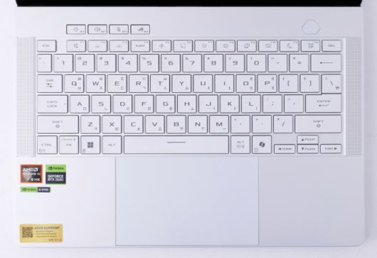 키보드는 숫자키만 제외된 풀사이즈이며, 넓은 터치패드까지 갖췄다.