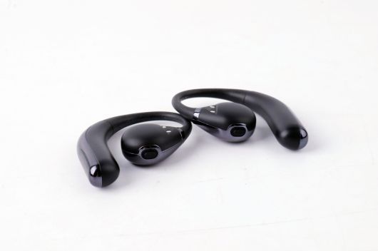 이어폰 양쪽에 컨트롤 버튼이 탑재된 점에도 주목하자.