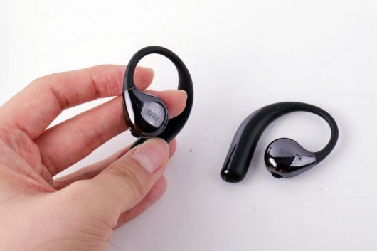 이어폰은 무광과 유광이 적절한 조화를 이룬다.