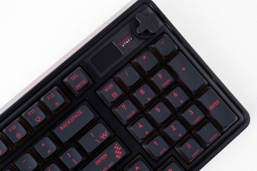 콤팩트한 사이즈에 숫자 패드를 담아냈다.