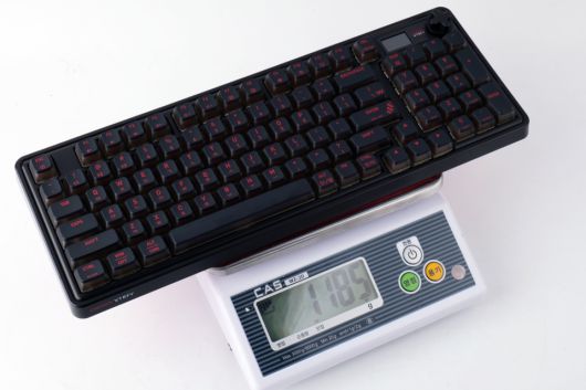 무게는 실측 기준 1,185g을 기록했다. 적당한 무게를 갖춰 안정적인 타건이 가능하다.