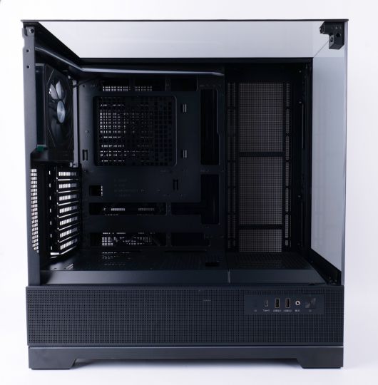 루프탑이라는 이름답게 실제 루프탑 같은 디자인을 하고 있다. 전면, 왼쪽, 상단 등 3면 강화유리가 눈에 띈다.