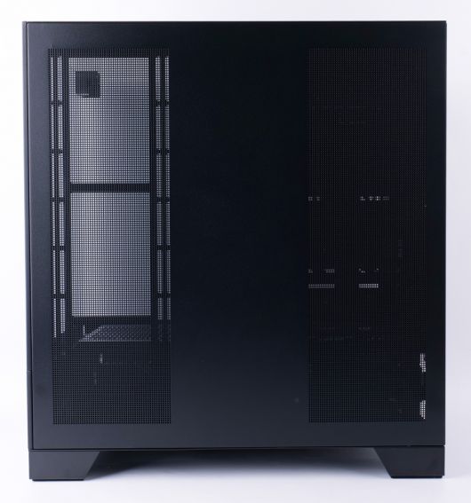 오른쪽에는 듀얼 에어홀 패널이 적용돼 뛰어난 쿨링 효과를 제공한다.