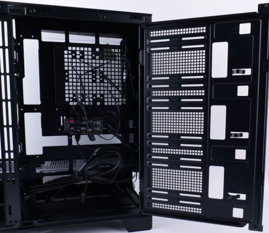 스윙 방식 스토리지 패널을 적용해 편리한 유지보수 환경을 제공한다.