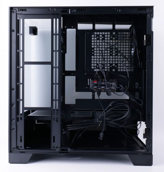 후면 커넥터 디자인을 갖춘 ATX/M-ATX 메인보드도 장착 가능하다.