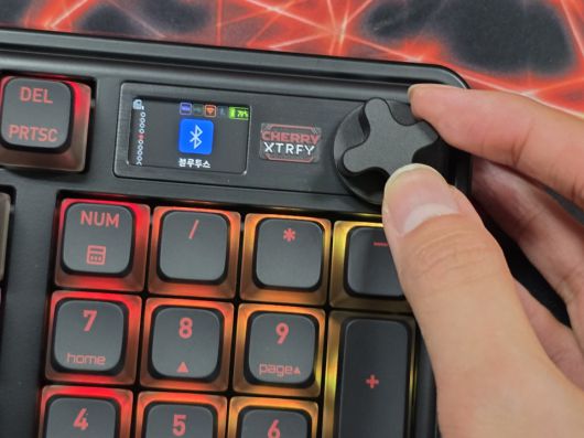 오른쪽 상단에는 컬러 디스플레이와 노브가 있다.