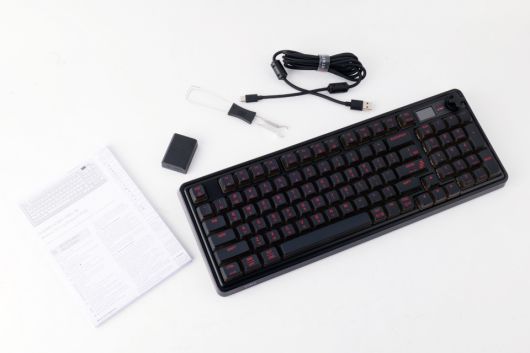 키보드 본체, 매뉴얼, 2.4GHz 무선 동글, USB Type-C to A 케이블, 키캡/스위치 풀러가 제공된다.